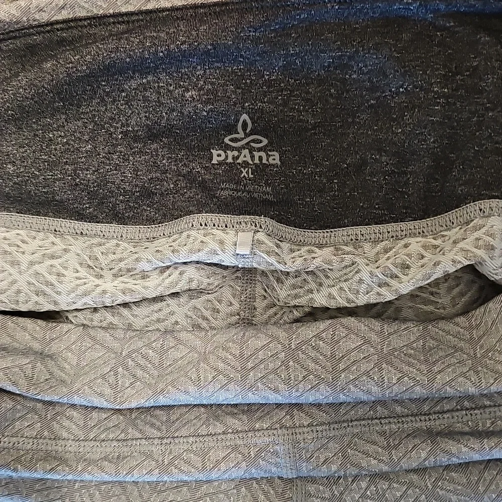 PrAna Size XL Cropped Ruched Leg Gray Print Legging Like New 21 Inch Inseam - Picture 3 of 7